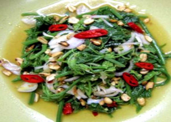 ဂေါ်ရခါးညွန့်နှင့် ကြက်သွန်ငရုတ်သီးကြော်