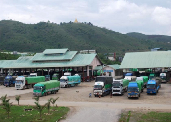တ႐ုတ္ႏိုင္ငံသို႔ ဆန္တင္ပို႔မႈ ထက္ဝက္ခန္႔ ေလ်ာ့ေသာ္လည္း ေဈးကြက္အသစ္မ်ားသို႔ တင္ပို႔ႏုိင္မႈ ျမင့္တက္လာ