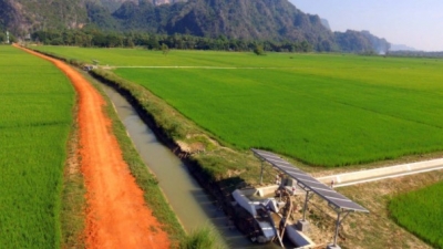 ရေကျနောက်စိုက်စပါးများ Solar Pump &amp; Accessories (၁၀)စုံဖြင့် ရေပေးဝေ