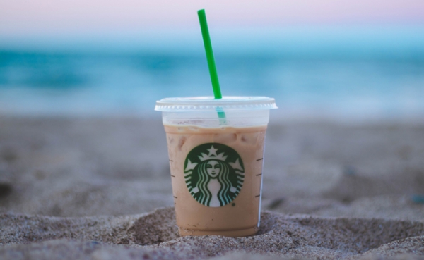 ကမၻာတစ္၀ွမ္းရွိ Starbucks ဆိုင္မ်ားအားလံုးတြင္ ပလတ္စတစ္ပိုက္အသံုးျပဳမႈ ရပ္ဆုိင္းမည္ဟုသိရ