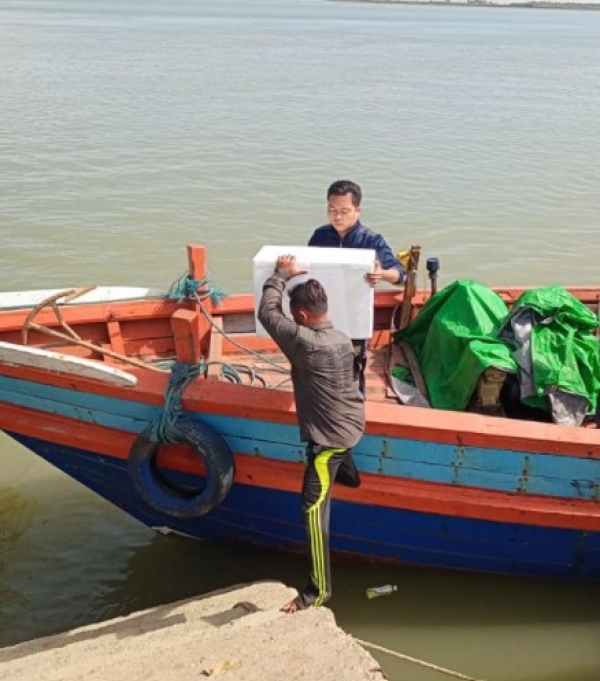 ကျောက်ဖြူ ပုစွန်သားဖောက်စခန်းမှ ရေငန်ပုစွန်သားပေါက်များဖြန့်ဖြူးရောင်းချ