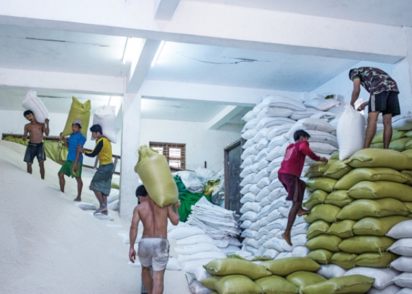 ဘုရင့္ေနာင္ကုန္စည္ဒိုင္ရွိ ဆန္ကြဲသံုးပံုတစ္ပံုကို မူဆယ္ေစ်းကြက္သို႔ တင္ပုိ႔