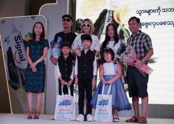 သံပရာေပါင္းစပ္ပါဝင္သည့္ Signal Charcoal White  သြားတိုက္ေဆးသစ္ မိတ္ဆက္