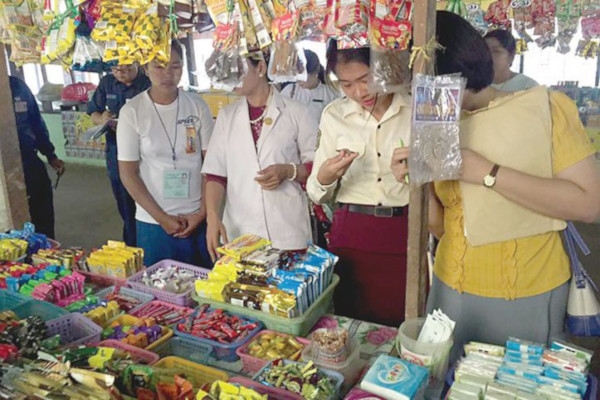 ရန္ကုန္ၿမိဳ ႔တြင္းရွိ အေျခခံပညာေက်ာင္းမ်ားတြင္ စားေသာက္ကုန္အညႊန္းမပါ၀င္ေသာ မုန္႕မ်ားေရာင္းခ်မႈကို စစ္ေဆးမည္