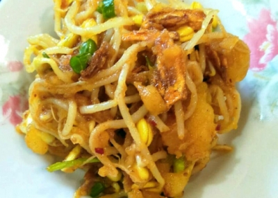 ထမင္​းစားၿမိန္​​ေစတဲ့  ပဲပင္​​ေပါက္​ႏွင့္ အာလူး ခ်ဥ္​ငံစပ္​သုပ္​