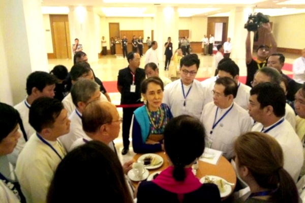 ႏိုင္ငံျခားေငြလဲလွယ္ႏႈန္းတည္ၿငိမ္ေရးအတြက္ ႏိုင္ငံေတာ္၏ အတိုင္ပင္ခံပုဂၢိဳလ္ထံ ကုန္သည္စက္မႈအသင္းခ်ဳပ္ အႀကံျပဳ