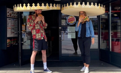 တစ်ချက်ခုတ် သုံးချက်ပြတ် Burger king  သရဖူဦးထုပ်ကြီး