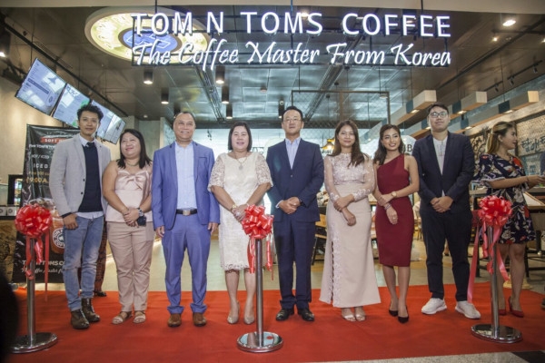 ျမန္မာႏုိ္င္ငံတြင္ ကိုရီးယားႏုိင္ငံ၏ နံပါတ္ (၁) ေကာ္ဖီအမွတ္တံဆိပ္  TOM N TOMS Coffee ေအာင္ျမင္စြာေရာက္ရွိလာၿပီး ပထမဆံုးဆုိင္ခြဲဖြင့္လွစ္ခဲ့
