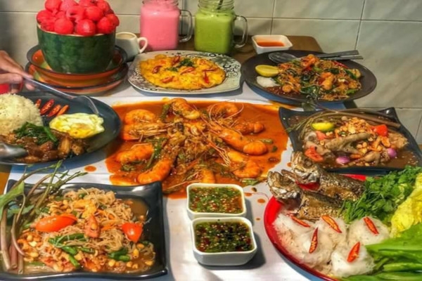 ထိုင္းစတိုင္လ္ အစားအစာမ်ားႏွင့္ အေထာင္းမ်ဳိးစံုရတဲ့ ေငြက်ဳိင္းတံု