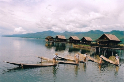 ေတာင္သမန္အင္းအတြင္း ငါးဖမ္းသူ ငါးမွ်ားသူမ်ား ေန႔စဥ္ပုံမွန္၀င္ေငြရရွိ